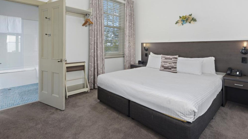 Harbour of Haunting Secrets & Stay for 2
